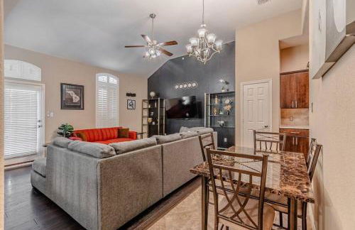 The Castle! by the Lake with Pool & Balcony West Plano - Foto 14