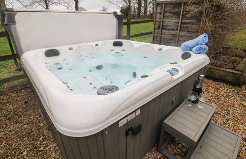 South Lodge - Longford Hall Farm Holiday Cottages - Photo 27