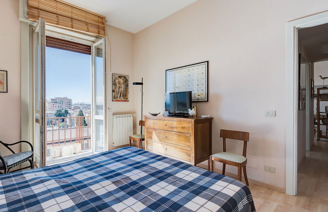 Bright Panorama Apartment - Photo 3