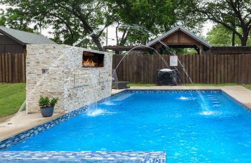 GORGEOUS 5-bd 4ba w Pool, Hot Tub, 2 kitchens, & Game Room Near Dallas Airports! - Foto 2