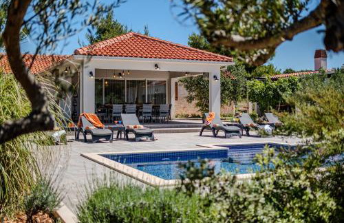 Luxury Villa Nature with heated private pool, sauna & fire pit, a short walk to the beach - Photo 2