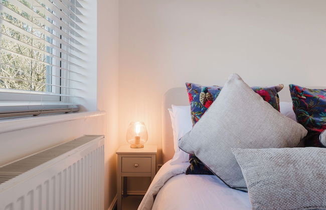 Corner House - Bright 2BD in Cheltenham - Photo 16