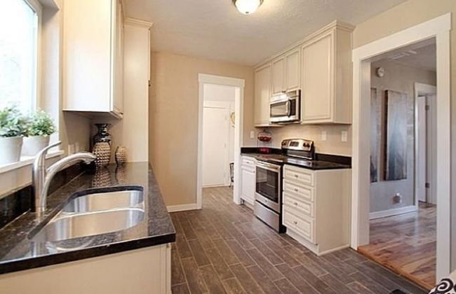 Historic Downtown Victorian Home - Photo 10