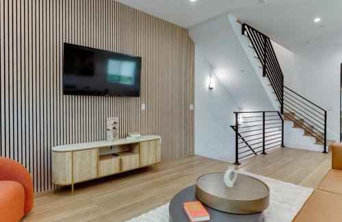 Modern Luxe Retreat Four-Bedroom - Photo 4