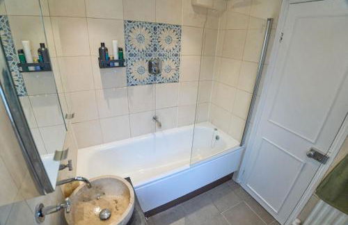 Bright Cozy Garden Retreat w Fast Wifi & 5min to Tube Subway Metro & Close to Park & Street Parking P4P - Foto 5