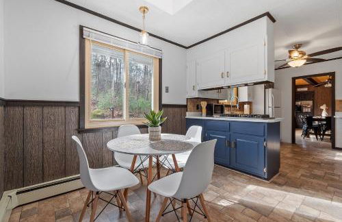 NEW! Woodland Retreat - Hot tub Game Room Firepit - Foto 4