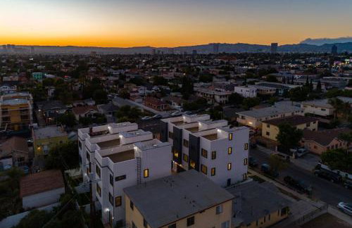 Luxury Modern 4 Bedroom 4 Bathroom Home with Rooftop Deck #4 - Foto 53