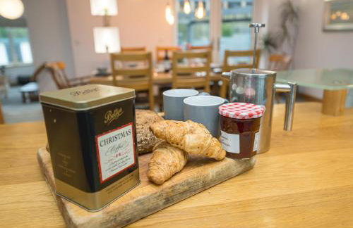 Modern 4-Bed Home Spacious & Comfortable - Pass the Keys - Foto 11