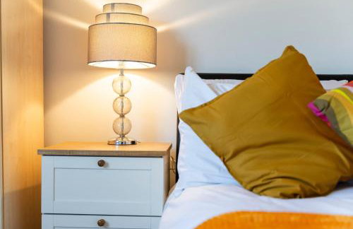 Luxury 2 Bedroom Apartment with Free Parking Opposite Queen Elizabeth Hospital - Photo 24