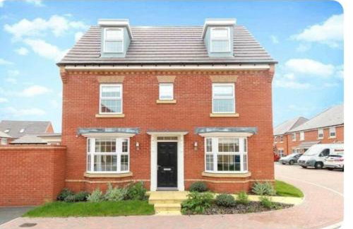 House-Sleeps 8-Parking-Garden - Photo 1