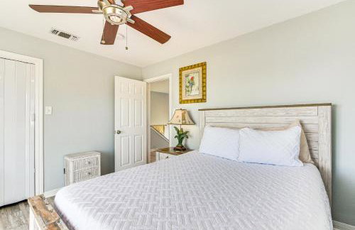 Walk to Beach Home with 2 Decks in Galveston! - Foto 20