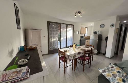 Maison avec Cour, Piscine Sécurisée, Climatisation, 3 Chambres, Proche Plage, 8 Personnes - FR-1-701-33 - Foto 10