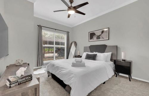 Serene 1BD Retreat - Pool, Gym & Free Parking! - Photo 2