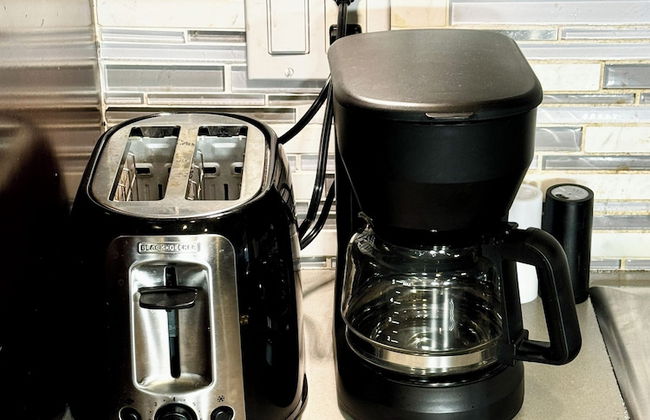 Spacious 4-Bedroom Retreat - Photo 24