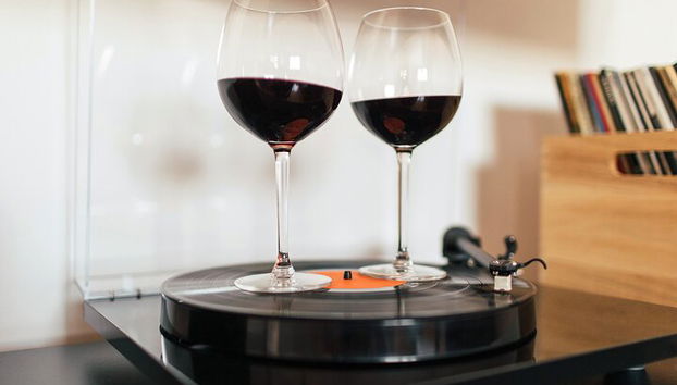 Vino y música y vinilo