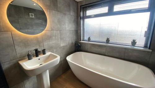 HOT TUB - Miners Cottage - edge of Brecon Beacons National Park - Heritage Town - Foto 4