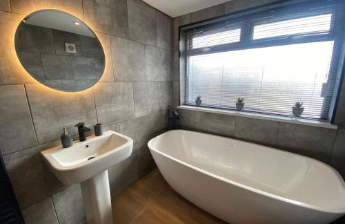 HOT TUB - Miners Cottage - edge of Brecon Beacons National Park - Heritage Town - Foto 4