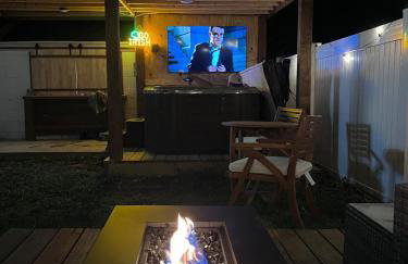 Large Five Bedroom house with outdoor patio with Jacuzzi and television! - Foto 17