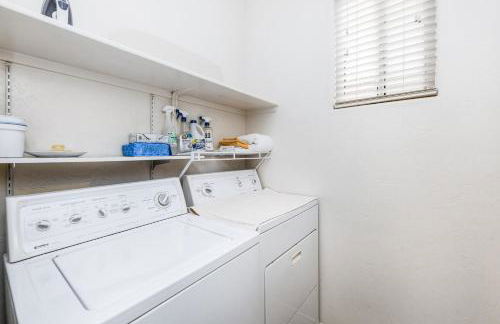 Remodeled modern beauty backs to open desert with mountain views & home theatre - Foto 25