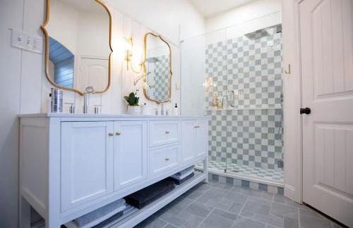 Spacious 4BR with Pool and Grill - Near Lakes and Harbor - Foto 10