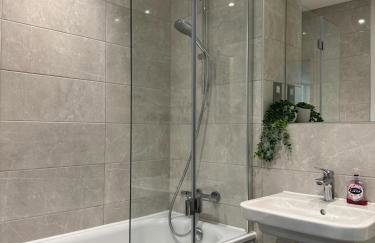 Three-bedroom modern family home by the pond with free parking - Photo 16