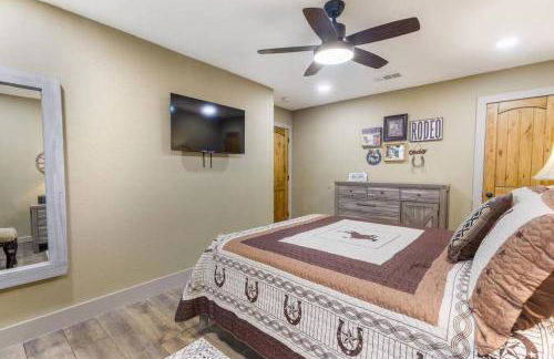 Stockyards 5 mins!-New!-Sleeps 8. Cowboy Bungalow - Foto 11