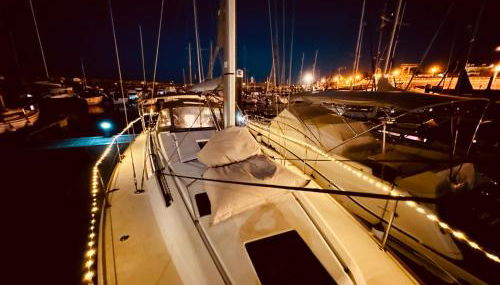 Sleep aboard a modern sailboat in Oeiras - Foto 4