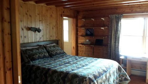 Rustic Camping Cabin with Fireplace in Private Woods near Bangor, Maine - Foto 4