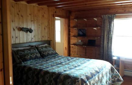 Rustic Camping Cabin with Fireplace in Private Woods near Bangor, Maine - Foto 4