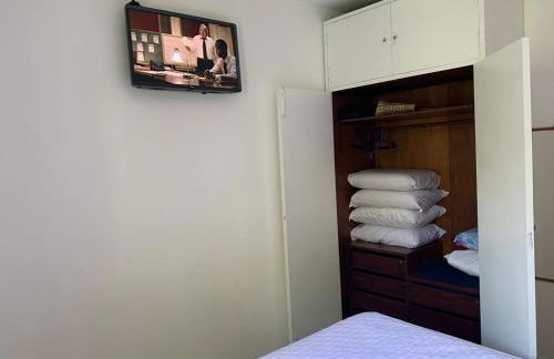 Apartamento Praia das Astúrias, 2 minutos de caminhada para praia, piscina, garagem demarcada, cama Queen - Foto 31