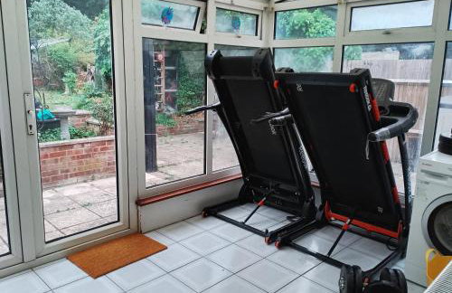 4 bedroom Home Family or Work Stay London - Photo 25