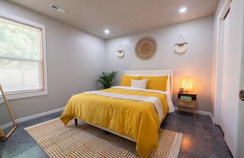 The Orange Lounge - 8 min to KU & Mass - Photo 9