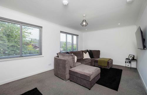 LANGLEY HOUSE Free Parking central LOCATION 5 bed all double with smart TV 3 BATHROOMS Loved by TRADES teams ideal for LONG STAYS contact langley cottages and apartments - Foto 6