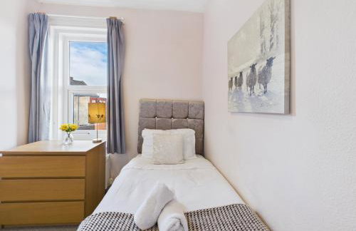 RestfullStays- 3 Bedroom, 4 Bed House FREE PARKING - Foto 25