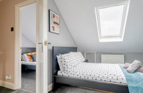 Gorgeous 2-Bed Located in Quiet Area with Nearby Stations - Foto 12