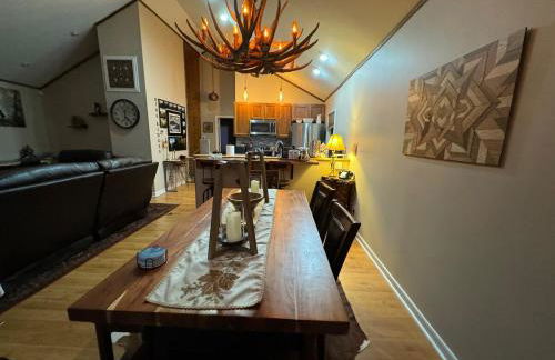 Romantic Getaway or Family Vacay with Mountain Views & Hot Tub - Foto 19