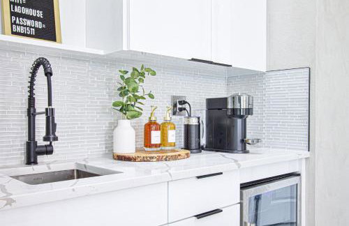 Luxurious Waterfront Home with Heated Pool and Jacuzzi - Foto 26