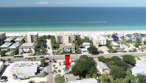 STEPS FROM THE BEACH, BEST LOCATION, 2 BDRM 2 BTH - Photo 2