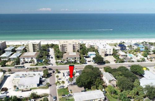 STEPS FROM THE BEACH, BEST LOCATION, 2 BDRM 2 BTH - Foto 44