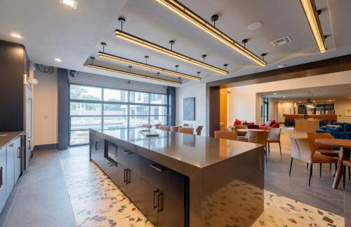 Modern Comfort North Austin with Balcony and Workspace - Foto 43