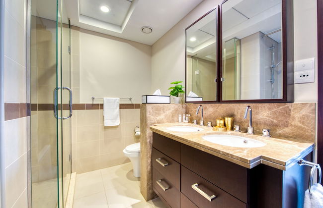 Maison Privee - Radiant Urban Retreat with Iconic Burj Khalifa Vws - Photo 17