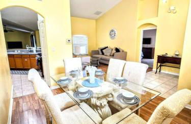 Joyful and Bright 4 Bedroom 3 Bathroom Pool Home - Foto 36