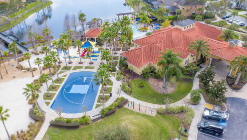 Disney Dream with Hot Tub, Pool, Xbox, Games Room, Lakeview, 10 min to Disney, Clubhouse - Foto 5, Garden, Lobby or reception