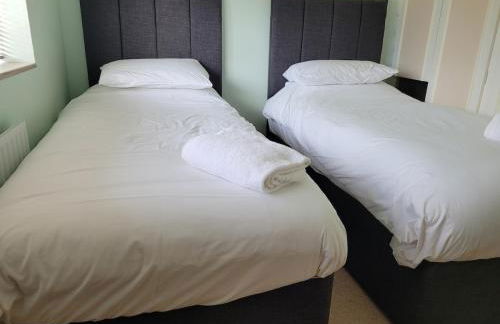 The Holbein Three bedroom home near tilgate park private parking and garden - Foto 6