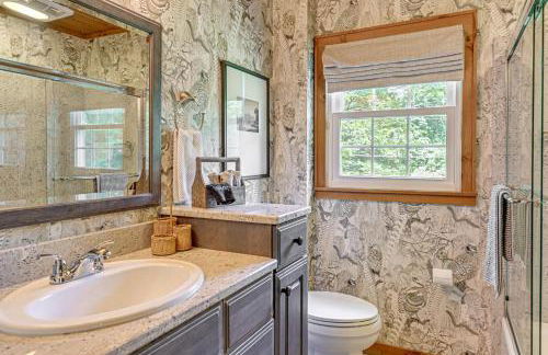 Enchanting Highlands Cottage with Pond and Waterfall - Foto 20