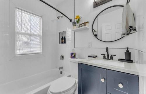 Stylish & Bright 3BR • Near Hospitals + Parking - Photo 9