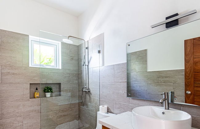 Spacious Family Suite, Ocean Village! - Photo 16