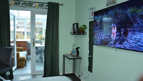Cosy and Private with 55"TV and Dedicated Toilet Shower Space - Foto 2