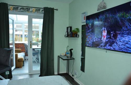 Cosy and Private with 55"TV and Dedicated Toilet Shower Space - Foto 2