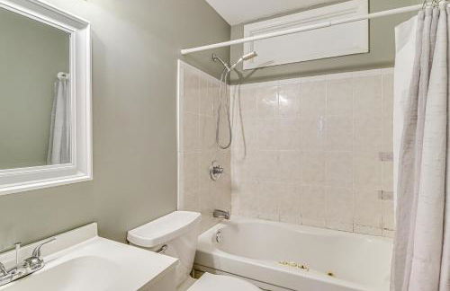 4 Mi to Northwest Stadium Inviting Home! - Foto 23